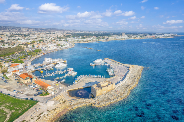 Luftaufnahme des Hafens und der Mittelalterburg von Paphos an der Küste von Zypern