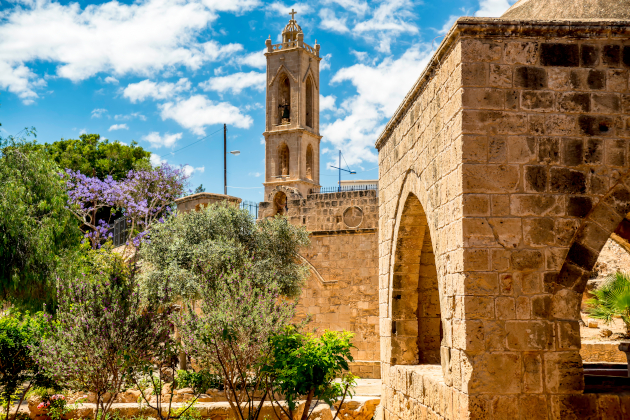 Ayia Napa Kloster auf Zypern mit historischem Glockenturm und Steinbögen im Klostergarten