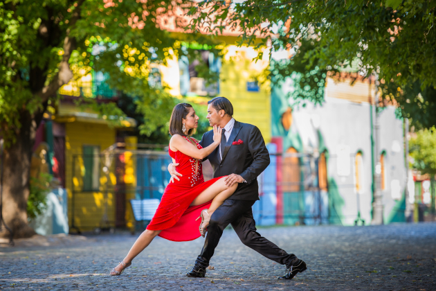 Tango-Tanz in Buenos Aires Argentinien – Paar tanzt auf der Straße im Viertel La Boca