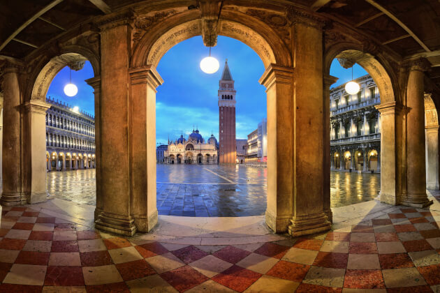 Markusplatz in Venedig Italien mit Campanile und Markusdom bei Abenddämmerung