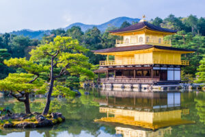 Der Goldene Pavillon Kinkaku-ji in Kyoto, Japan, mit Spiegelung im Teich. | Gebeco