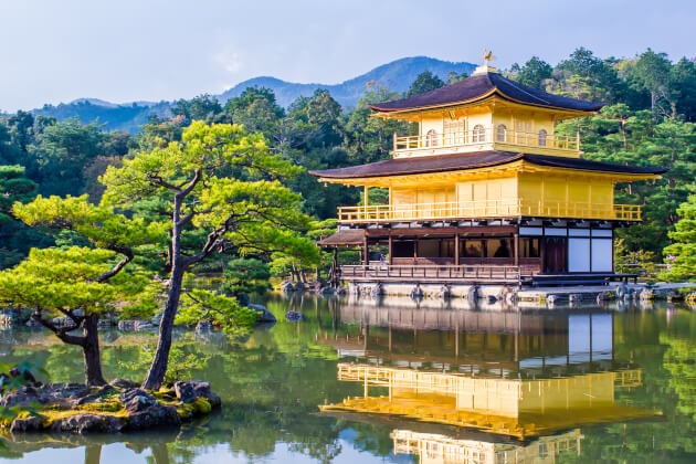 Der Goldene Pavillon Kinkaku-ji in Kyoto, Japan, mit Spiegelung im Teich. | Gebeco