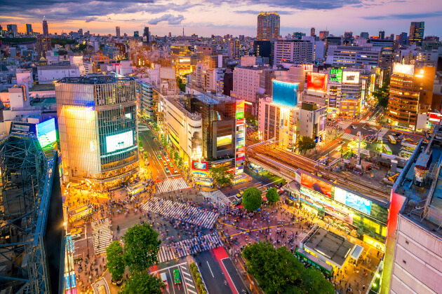 Abendliche Aufnahme der berühmten Shibuya-Kreuzung in Tokio mit Neonlichtern und Menschenmengen. | Gebeco 