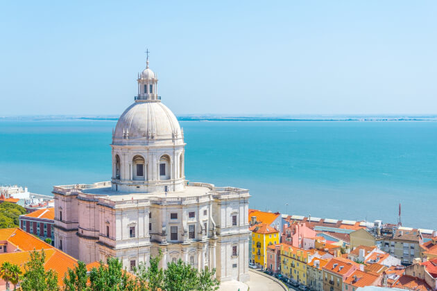Panteão Nacional in Lissabon mit barocker Kuppel und Blick auf den Tejo – historisches Wahrzeichen und Begräbnisstätte bedeutender Persönlichkeiten Portugals. | Gebeco
