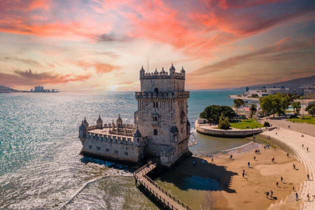Torre de Belém in Lissabon bei Sonnenuntergang mit Blick auf den Tejo – historischer Wehrturm im manuelinischen Stil und UNESCO-Welterbestätte in Portugal. | Gebeco