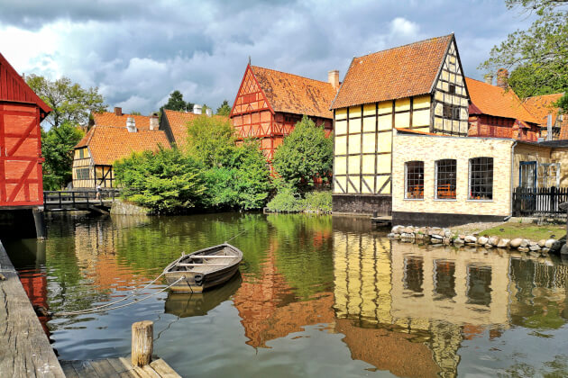 Historische Fachwerkhäuser im Freilichtmuseum Den Gamle By in Aarhus, Dänemark. | Gebeco