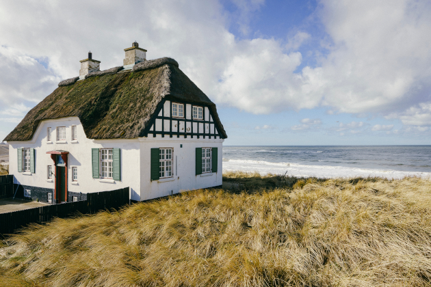 Reetgedecktes Ferienhaus in den Dünen an der Küste von Jütland. | Gebeco