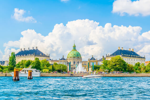 Schloss Amalienborg in Kopenhagen mit Marmorkirche im Hintergrund, Dänemark. | Gebeco