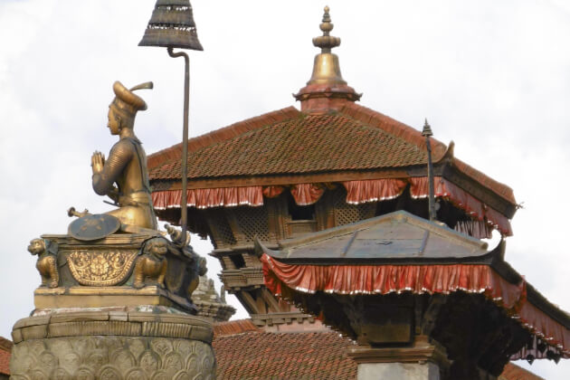 Mehrere Tempel mit traditionellen Dächern auf dem Durbar Square in Bhaktapur, Nepal. | Gebeco