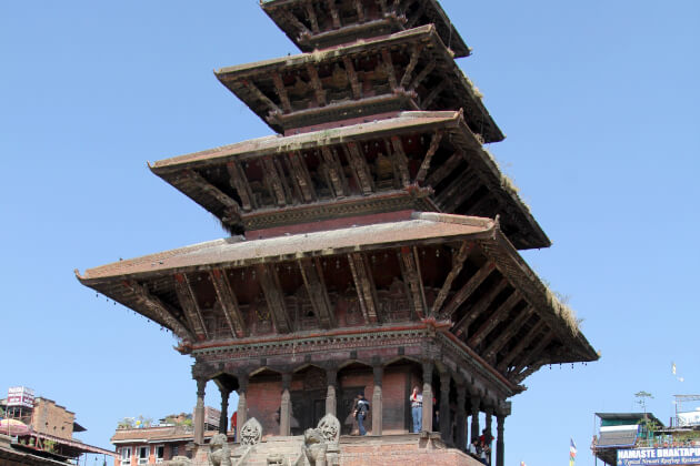 Nyatapola-Tempel in Bhaktapur mit fünfstöckiger Pagode und steinernen Wächterfiguren. | Gebeco