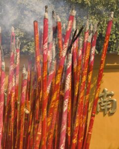 Rote Räucherstäbchen vor einem Tempel, China I Gebeco