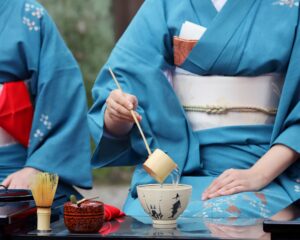 Japanische Teezeremonie mit Chawan und Chasen und einer Kelle zum Einschenken des Wassers, Japan I Gebeco