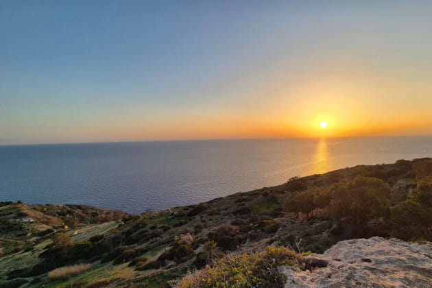 Blick auf das Meer mit Sonnenuntergang an der maltesischen Küste, Malta I Gebeco
