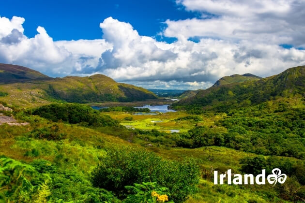 Killarney Nationalpark Kerry Irland – Grüne Hügel, See und dramatischer Himmel, Ireland Tourism Zu den Ländertipps für Irland