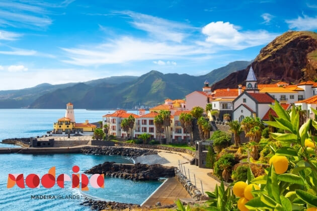 Madeira Islands – Küstenort mit Leuchtturm, weißen Häusern und grünen Bergen Zu den Informationen über Madeira