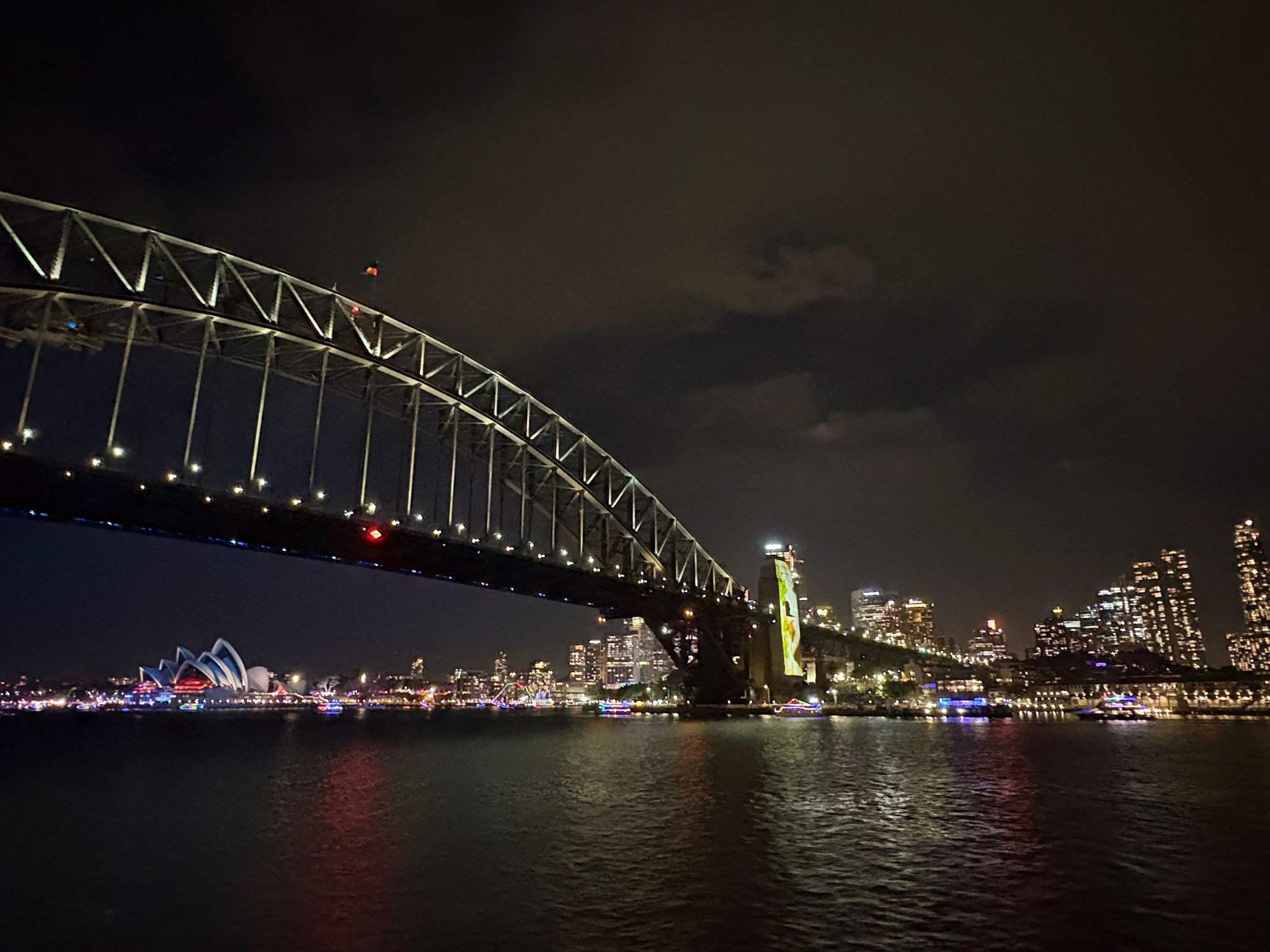 Circular Quay mit Harbour Bridge in Sydney bei Nacht an Silvester, Australien I Gebeco