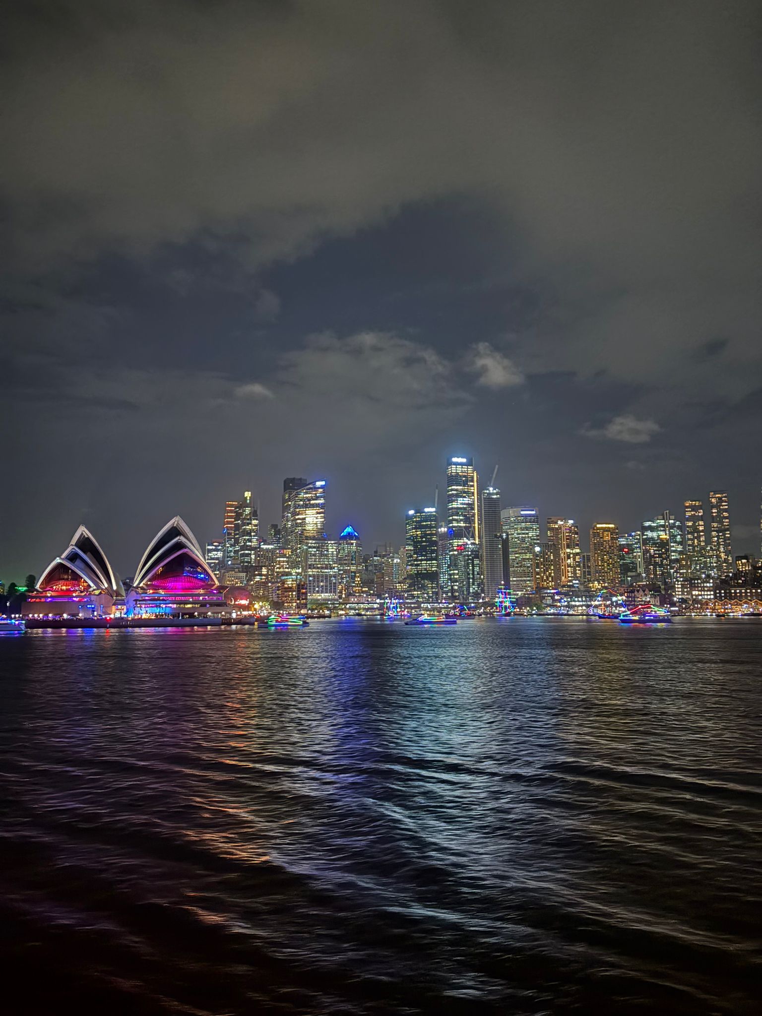 Oper und Skyline von Sydney bei Nacht an Silvester, Australien I Gebeco
