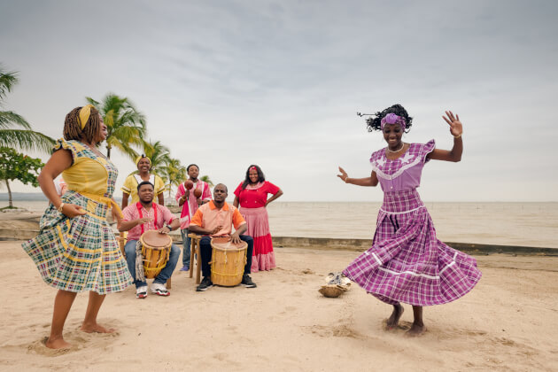 Traditioneller Garifuna-Tanz am Strand von Honduras bei Sonnenuntergang Zu den Ländertipps für Honduras