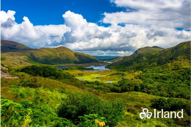 Killarney Nationalpark Kerry Irland – Grüne Hügel, See und dramatischer Himmel, Ireland Tourism Zu den Ländertipps für Irland