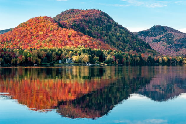 Bergsee mit Spiegelung | Herbstliche Laubfärbung Zu unseren Herbstreisen