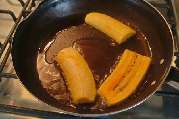 Gebratene Kochbananen in Bratpfanne