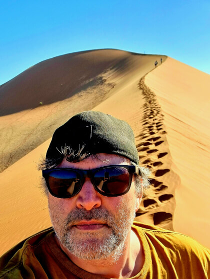 Lars Peters auf Namib-Düne – Fußspuren zum Dünenkamm, klarer Himmel