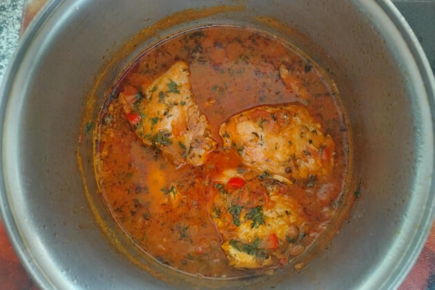 Geschmorte Hähnchenschenkel in Tomatensoße 