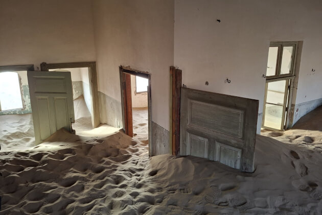 Sandgefülltes Zimmer in der Geisterstadt Kolmannskuppe, Namibia