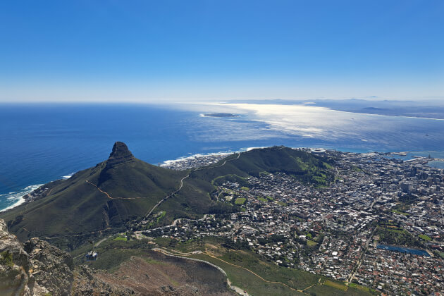 Aussicht vom Tafelberg über Kapstadt mit Lions Head, Stadtvierteln und schimmernder Atlantikküste bei klarem Himmel