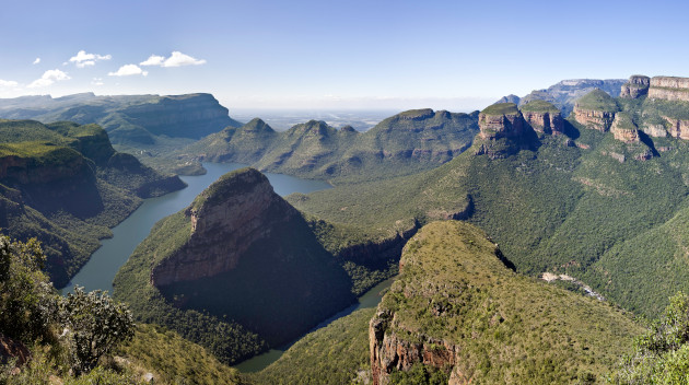 Panoramablick auf den Blyde River Canyon (Three Rondavels), Mpumalanga, Südafrika — grüne Schlucht, runde Felskuppen und tiefer Flussarm unter klarem Himmel